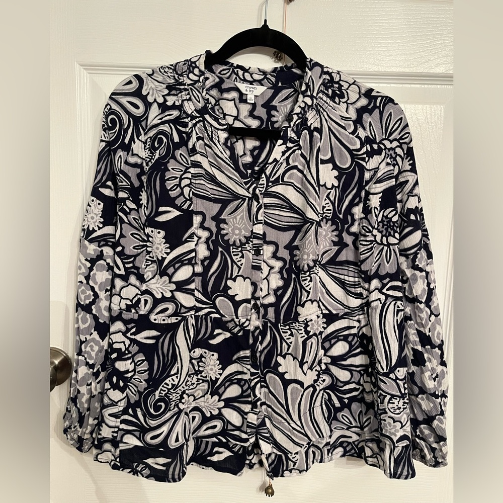Crown & Ivy button front blouse